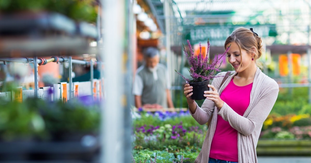 femme en train d'acheter une plante dans une jardinerie 