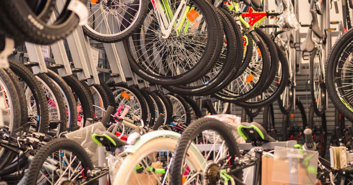 vélos en exposition dans un magasin de sport
