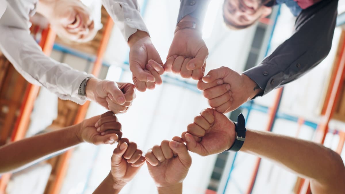 Travailleurs d'une association réunis.