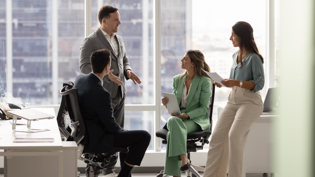 Patron parlant à ses employés dans une entreprise.