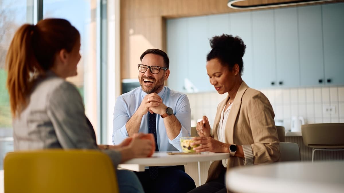 Membres d'une entreprise qui mangent ensemble.