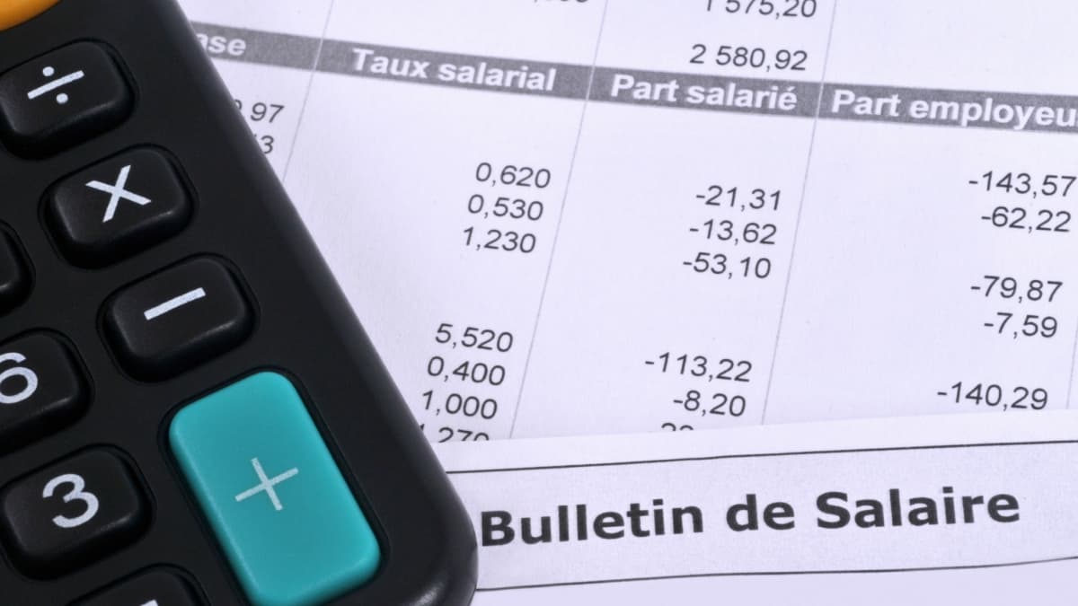 Fiche de paie avec une calculatrice.