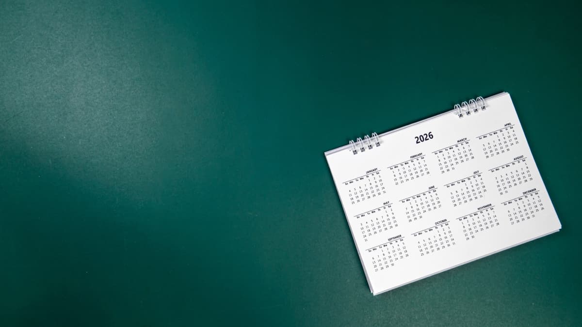 Calendrier de l'année 2026 sous un fond vert.