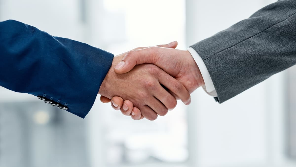 Poignées de main entre deux individus d'une même entreprise. 