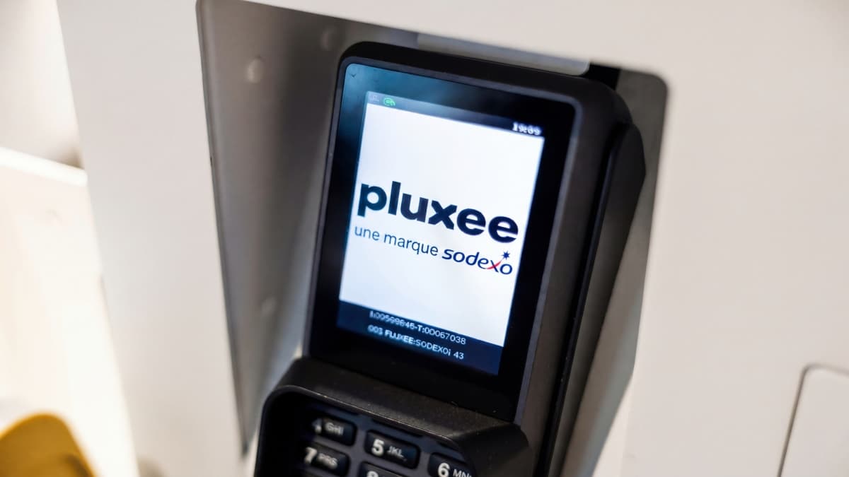 Terminal de paiement Pluxee dans un commerce.