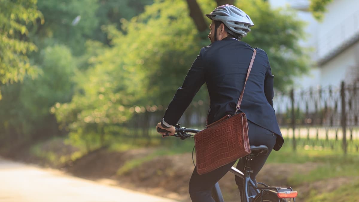 Travailleur qui se rend au travail à vélo.