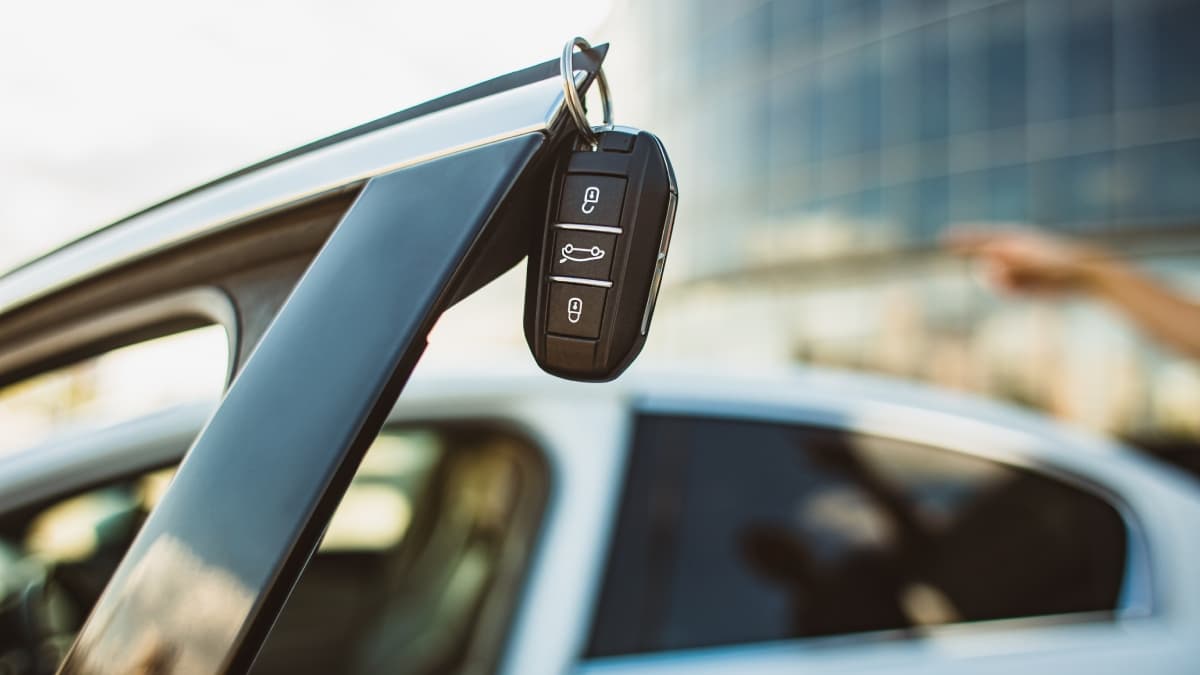 Clé d'une voiture de société accrochée sur la portière du véhicule. 