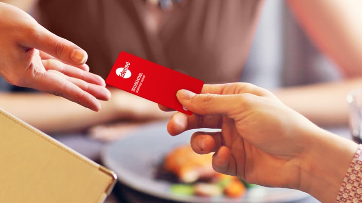 Paiement d'une addition avec une carte chèque-repas Edenred dans un restaurant. 