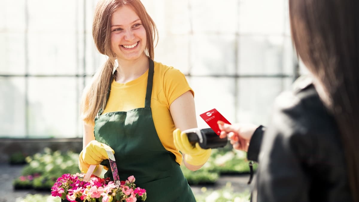 Paiement avec une carte Edenred chez une fleuriste.