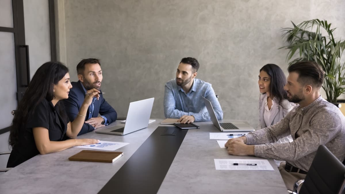 Réunion entre membres d'une association.